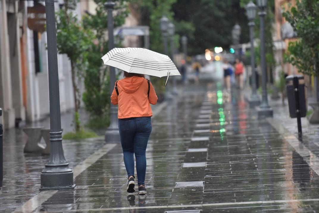 Una mujer con un paraguas camina sobre la lluvia. Foto: Archivo/CanalC