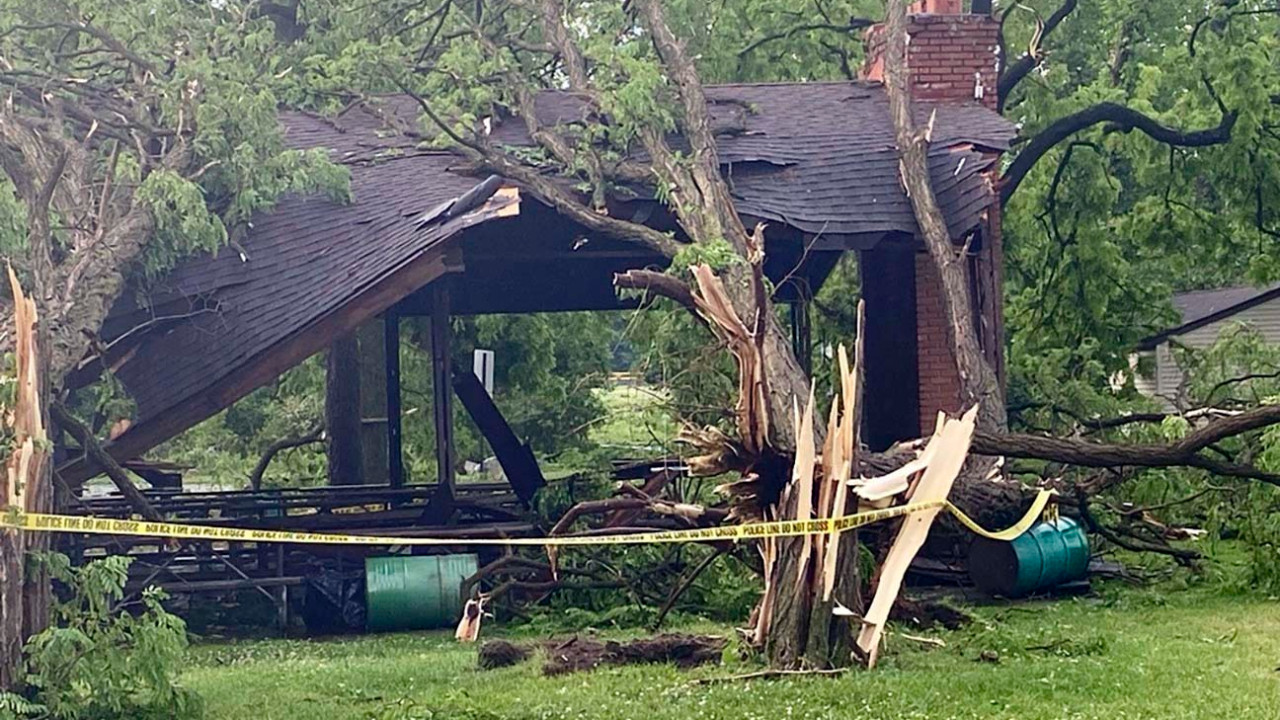En Livonia, Michigan, un tornado EF1 con vientos de hasta 153 km/h provocó la muerte de un niño y dejó una mujer en estado crítico. Foto: X @kfor