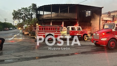 Incendio consume negocio y autos en Apodaca