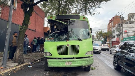 Choca camión de transporte público y deja 15 lesionados en Álvaro Obregón