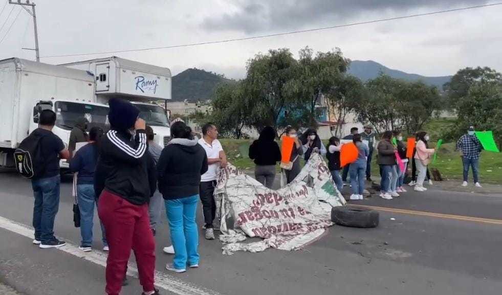 Bloqueo en la Toluca-Naucalpan por acusaciones de desvío de recursos en kínder. Foto: Captura de pantalla