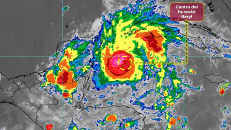 Beryl vuelve a ser huracán categoría 3, tocaría tierra durante la madrugada