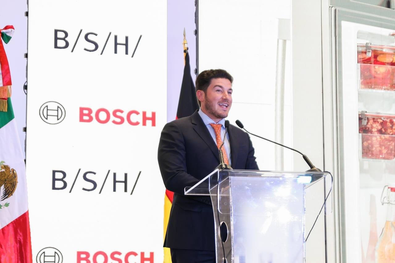 El gobernador, Samuel García reapareció en un evento de inauguración de la Planta Bosch, en el municipio de Salinas Victoria. Foto. Gobierno de Nuevo León