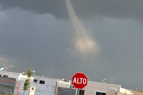 Se forma tornado en Salinas Victoria (VIDEO)