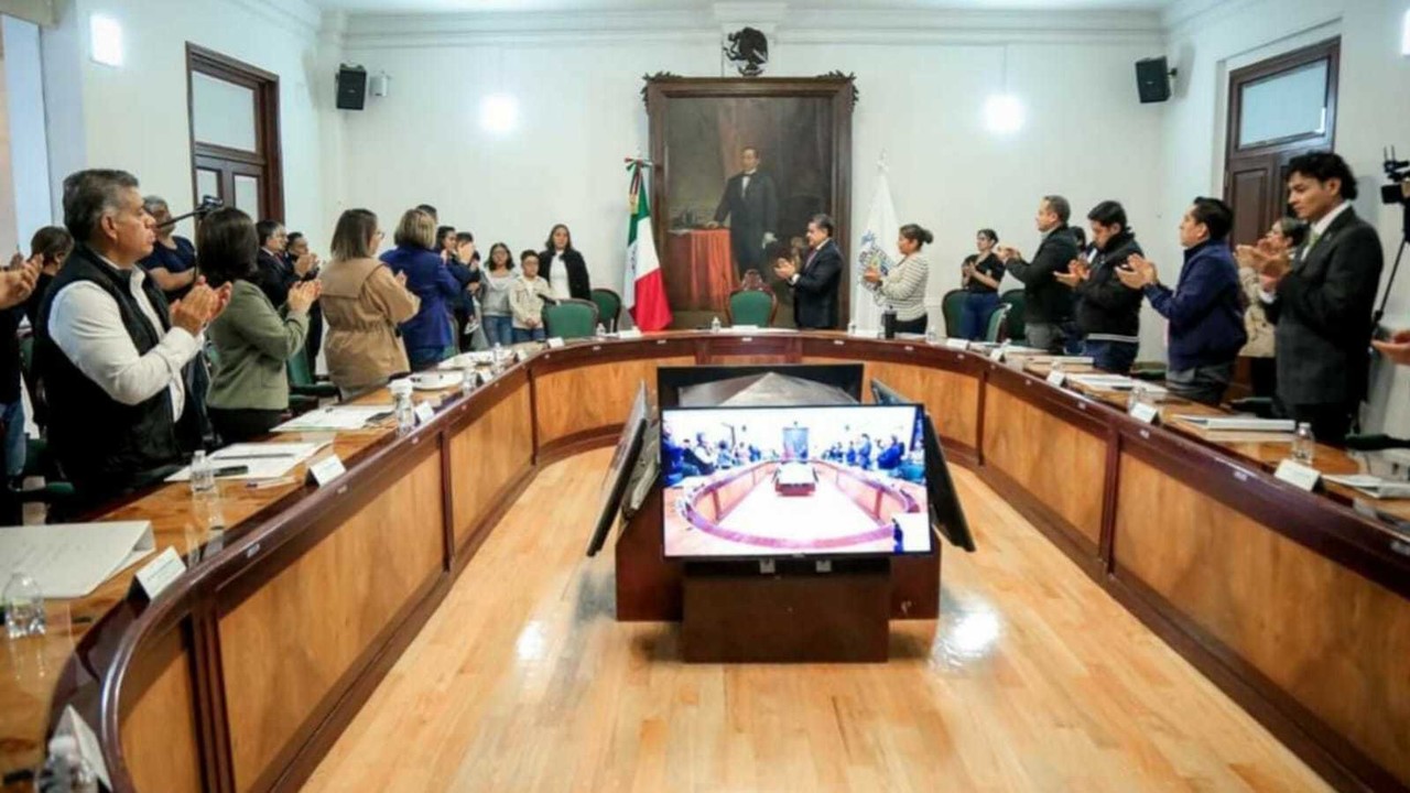 Las familias de los policías caídos en cumplimiento de su deber recibieron un apoyo adicional de 50 mil pesos para los gastos funerarios, entre otros. Foto: Gob. de Tlalnepantla