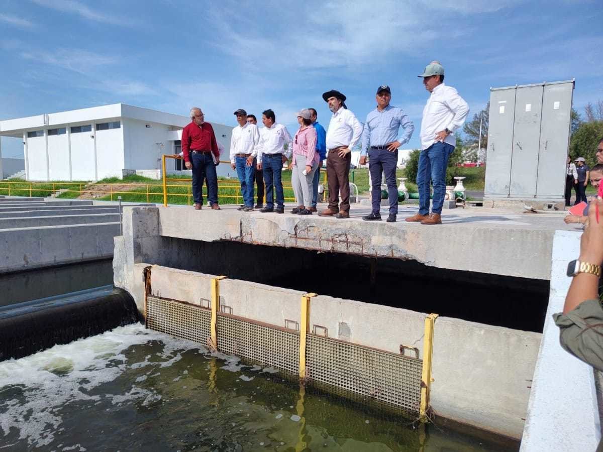 Pedro Cepeda Anaya, secretario de Obras Públicas, supervisó avances en la Planta de Tratamiento de Aguas Residuales de Nuevo Laredo, enfocándose en mejoras eléctricas y planes para 2024. Foto: Gobierno de Tamaulipas