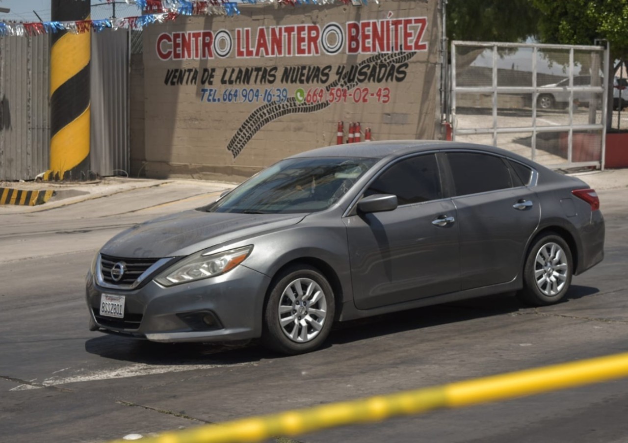 El auto donde iba la pareja antes de ser asesinados en Tijuana. Foto: Esquina 32.