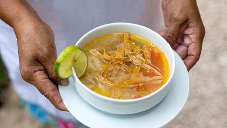 Sopa de Lima: el sabor cítrico de Yucatán