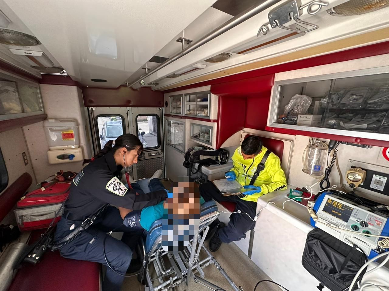 Las ambulancias están equipadas con medicamento para cualquier emergencia que se pudiera presentar en el traslado. Foto: Jesús Carrillo.