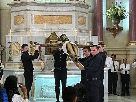 Saltillenses veneran al Santo Cristo de la Capilla