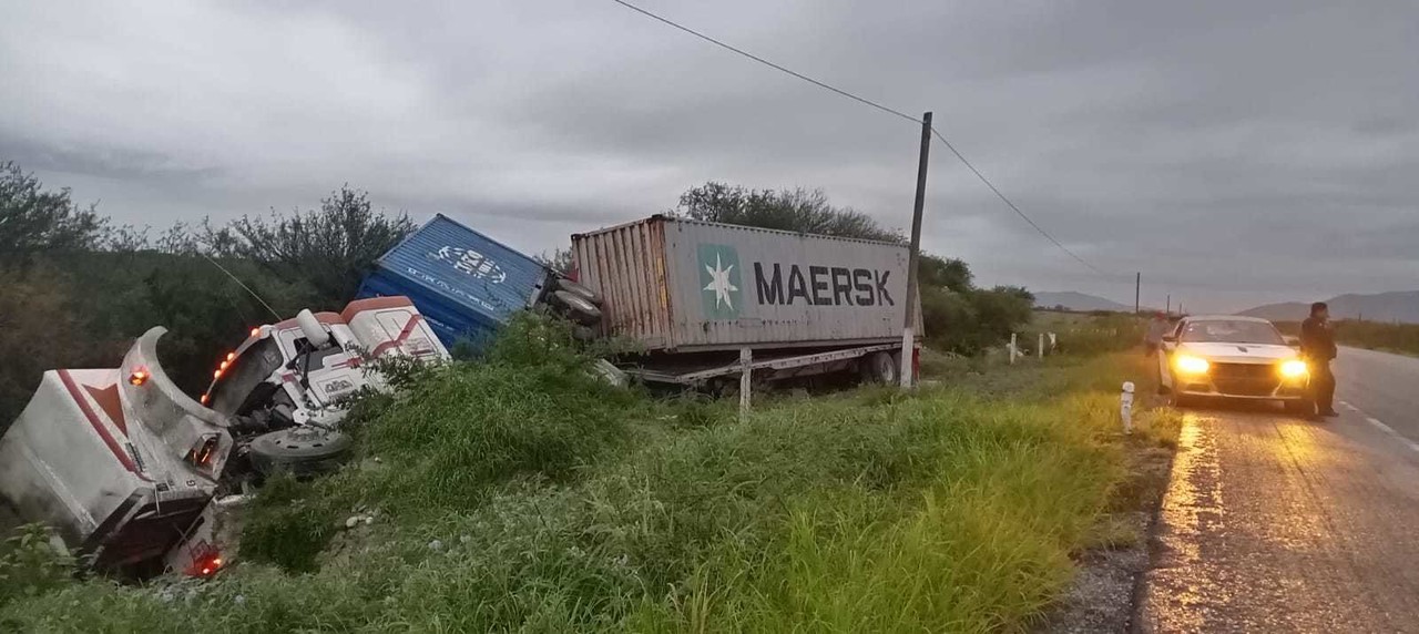 Personal de la Guardia Estatal brindó auxilio al conductor del tráiler, tras volcar la unidad que conducía en el km 31 de la Carretera Federal 101. Foto: SSPT