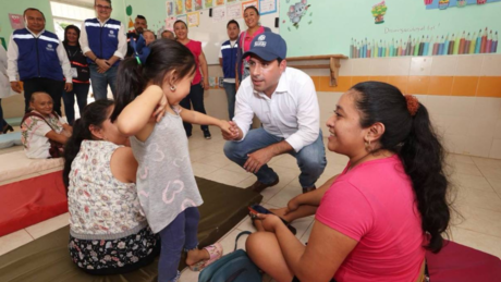 Mauricio Vila supervisa refugios temporales ante la llegada de Beryl a Yucatán