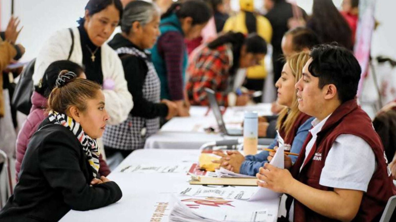 En los tres módulos apoyaron a las beneficiarias para que aprovechen cada uno de los  servicios a los que tienen acceso con su tarjeta de Mujeres con Bienestar. Foto: Gob. de Edomex