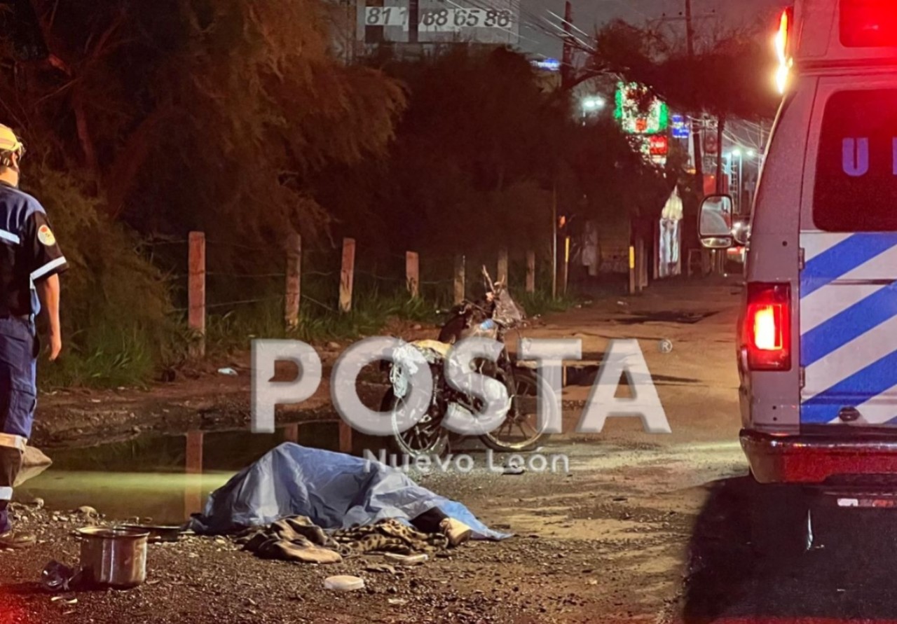 El cuerpo del hombre tras haber sido arrollado en la carretera a Laredo. Foto: Raymundo Elizalde.