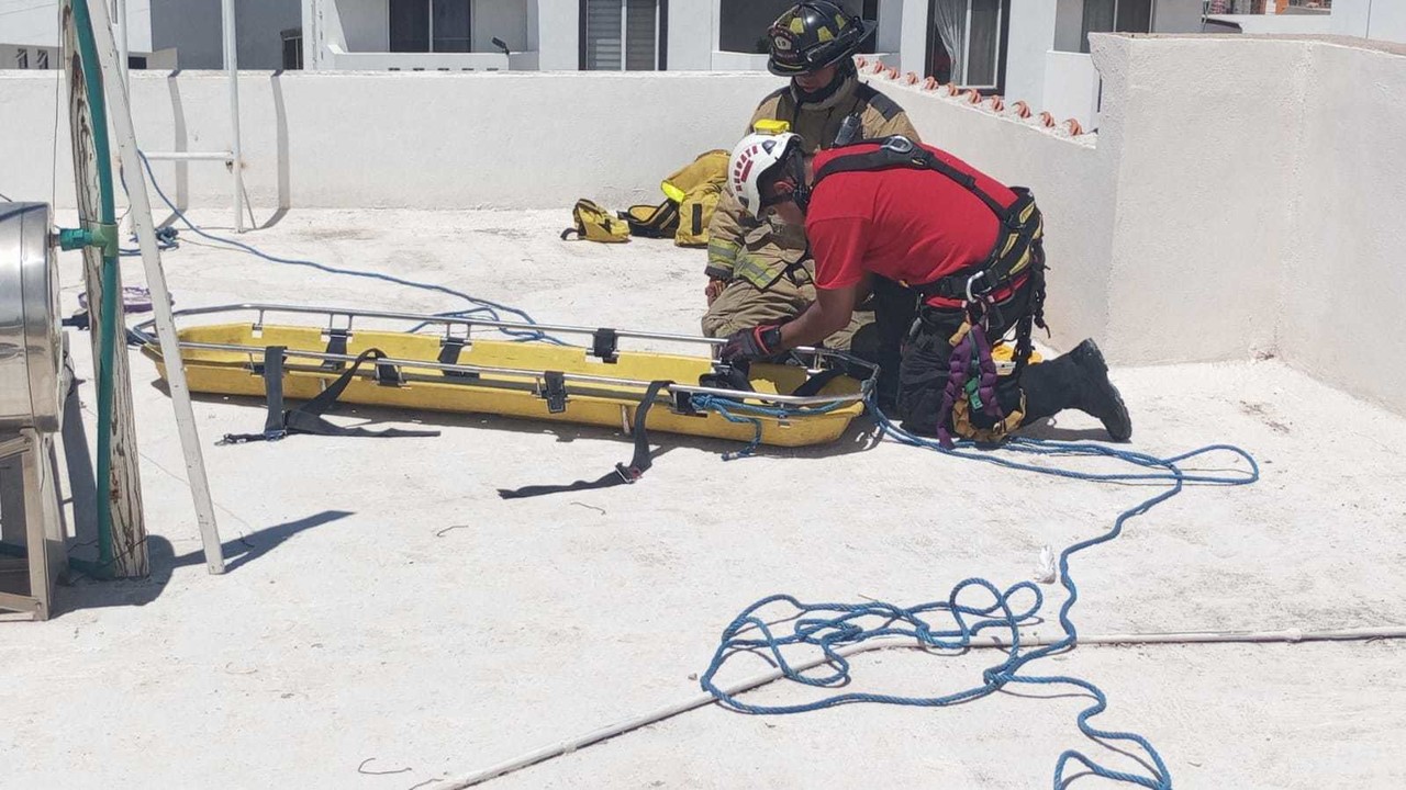 Fue necesario el equipo de rescate vertical para poder rescatar a la persona que se electrocutó en el fraccionamiento Huizache. Foto: Especial.