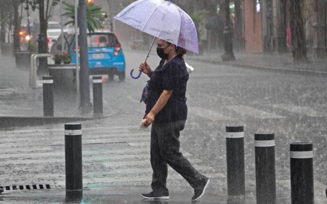 Una mujer camina sobre la lluvia en Coahuila. Foto: Archivo