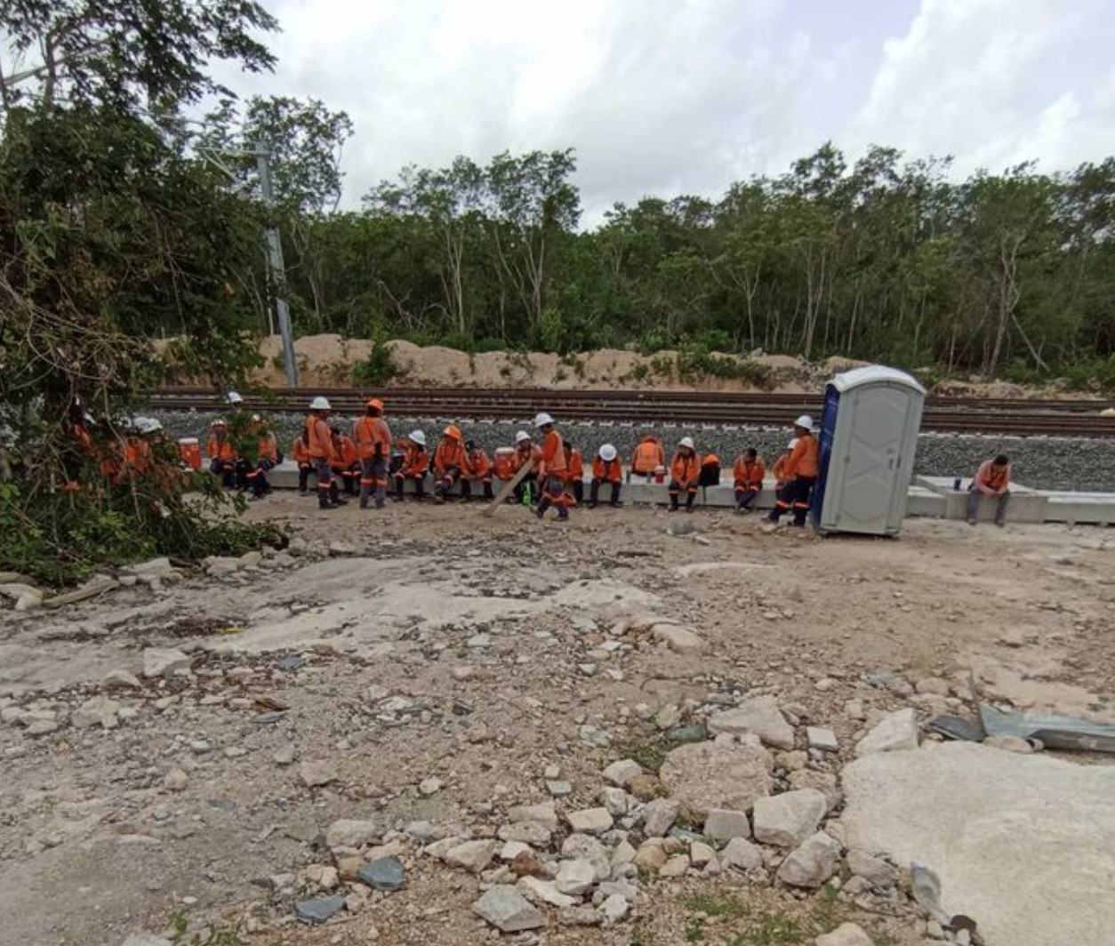 Alrededor de 200 trabajadores quienes laboran en las obras del Tren Maya realizaron un paro laboral desde el viernes y ayer por la tarde 120 se volvieron a manifestar contra las condiciones en las que realizan su labor.- Foto de Telesur Yucatán.