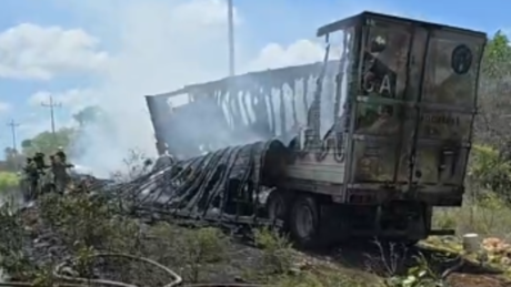 ¡En llamas! Incendio consume un tráiler en la carretera Mérida-Tetiz