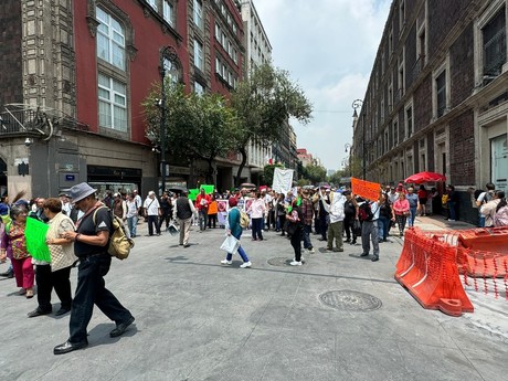 Trabajadores de la extinta Ruta 100 cierran vialidades y marchan al Zócalo
