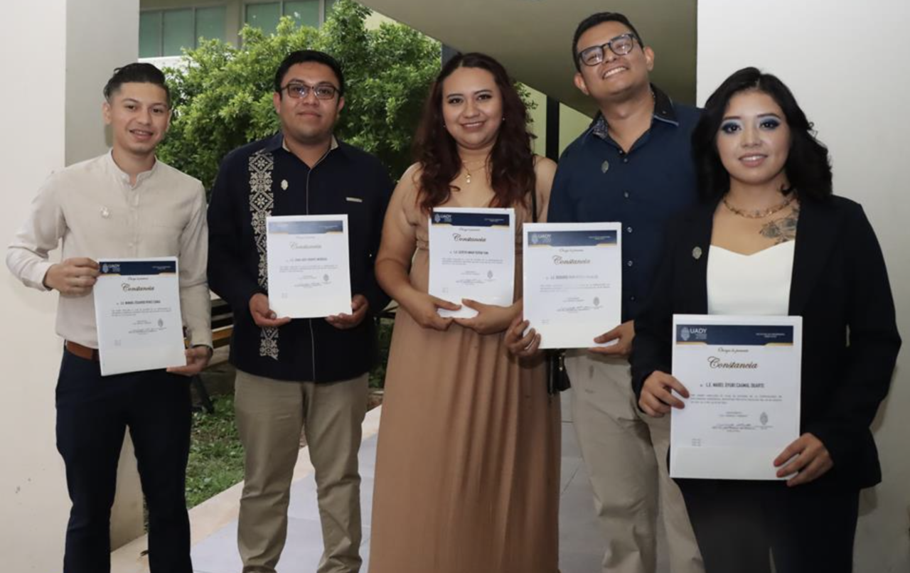 39 profesionistas de Enfermería de la Uady fueron reconocidos en una ceremonia por terminar sus estudios de posgrado.- Foto de la Uady