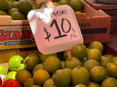 Se mantiene a la baja el precio del limón en mercados de Mérida