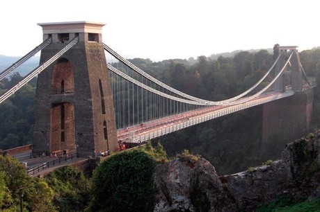 Encuentran maletas con restos humanos bajo un puente en Inglaterra