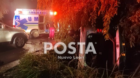 Cae familia a canalón con su camioneta en Escobedo