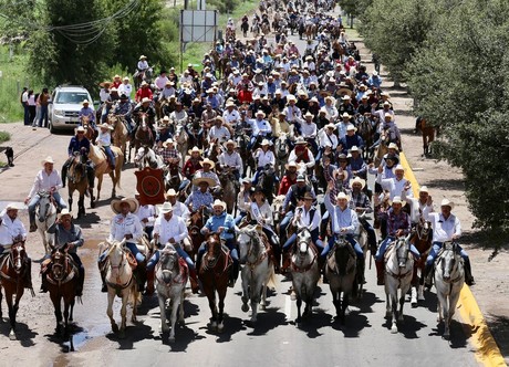 4 mil jinetes de Nuevo León, Zacatecas, Chihuahua cabalgan por calles de Durango