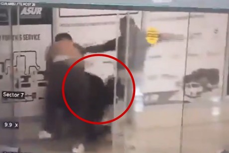 Brutal golpiza a conductor de Uber en Aeropuerto (VIDEO)
