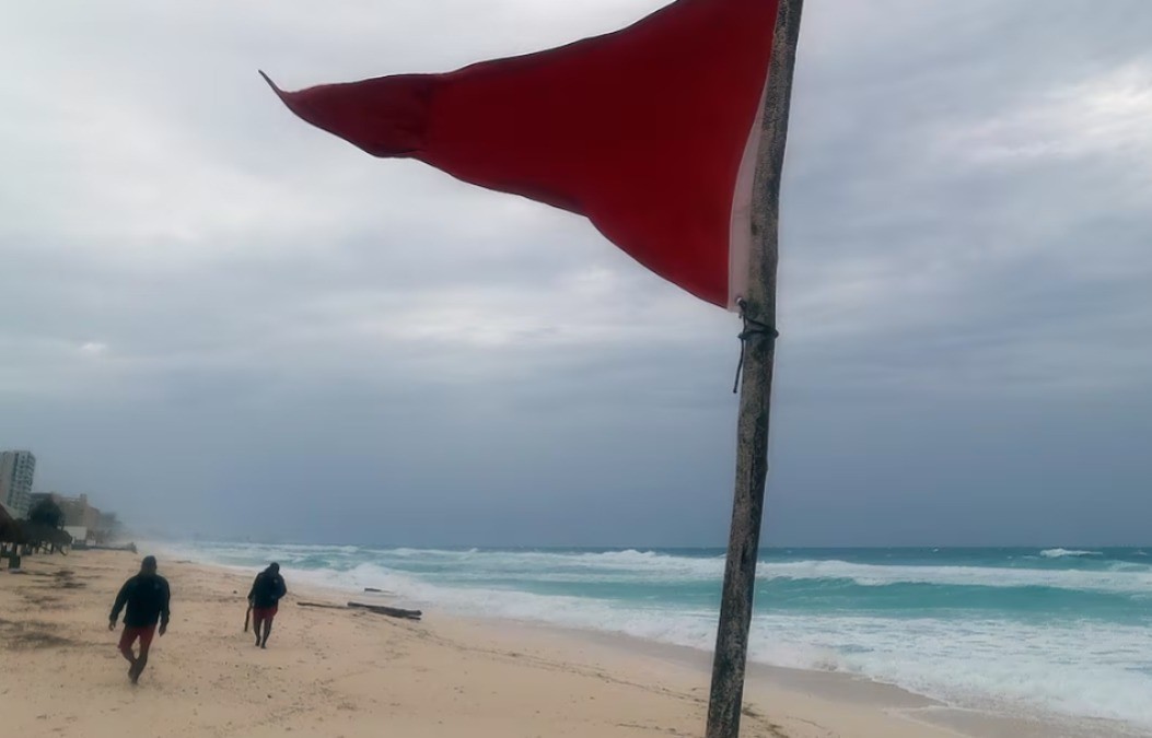 Bandera roja significado de la marea alta en playas de Quintana Roo. Foto: BBC.