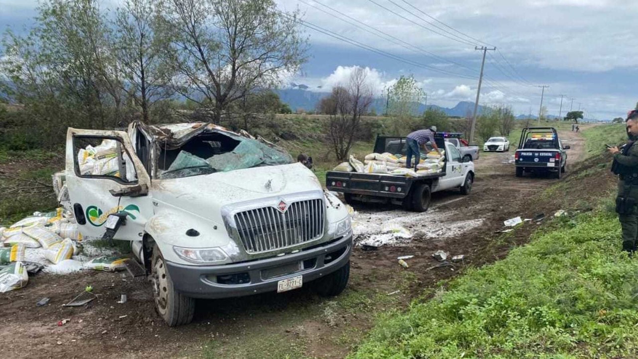 Un camión que transportaba fertilizante volcó en su trayecto por la carretera Nuevo Ideal a Santiago Papasquiaro. Foto: Facebook/ SSP Durango.