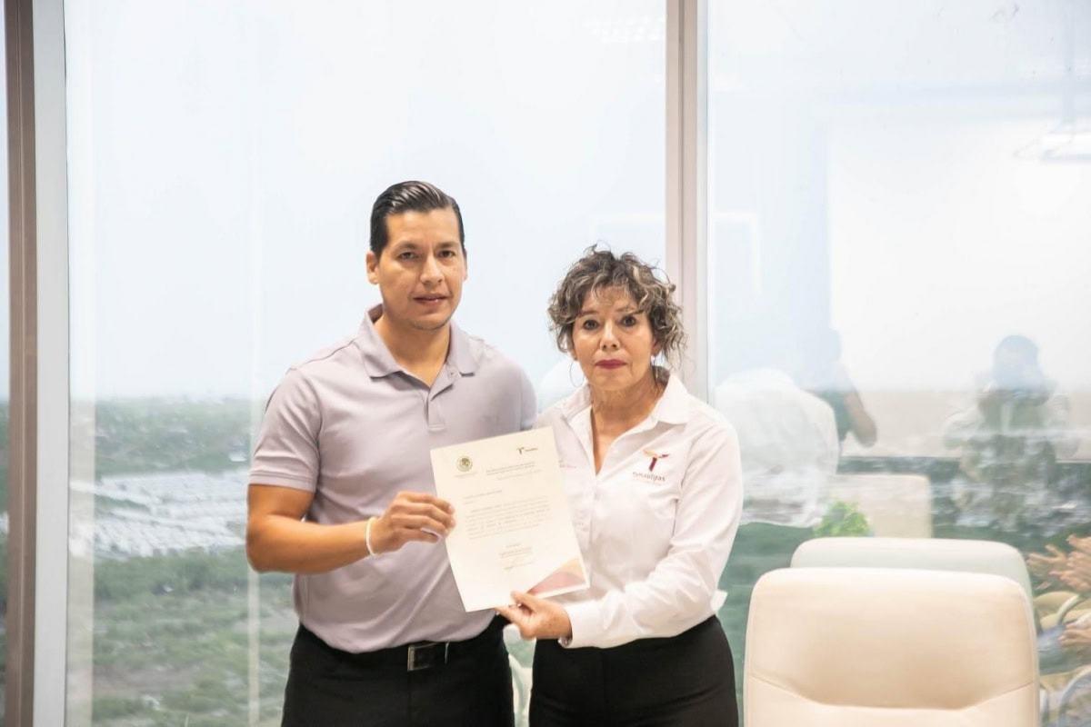 Manuel Virués fue designado como titular del INDE Tamaulipas, recibió el nombramiento de manos de Silvia Casas, secretaria de Bienestar. Foto: Gobierno de Tamaulipas