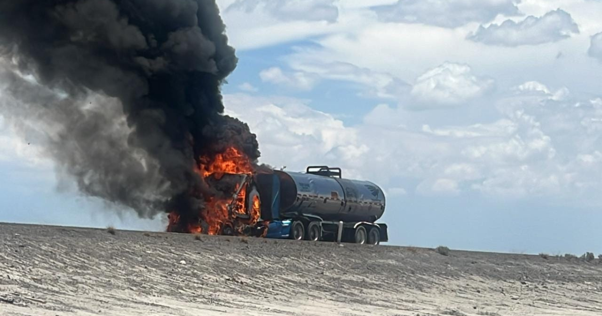 Camión de asfalto incendiado / Foto: Protección Civil y Bomberos de San Pedro, Coahuila