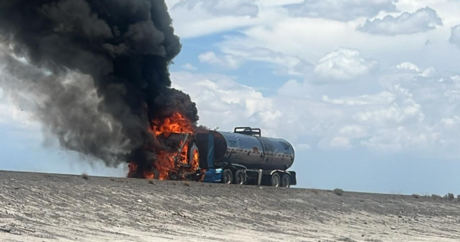 Camión de asfalto se incendia en la carretera Saltillo-Torreón 