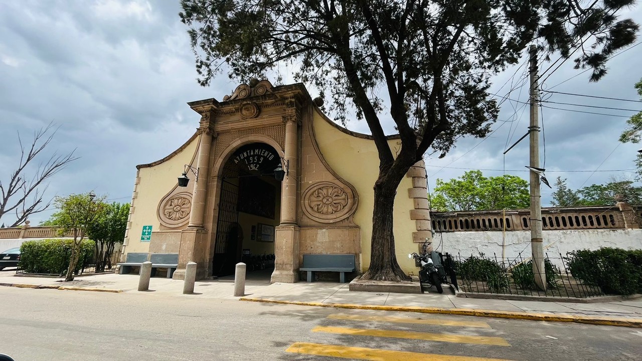 La Dirección de Panteones Municipales ha implementado una nueva medida que prohíbe la entrada de vehículos al Panteón de Oriente. Foto: Jesús Carrillo.