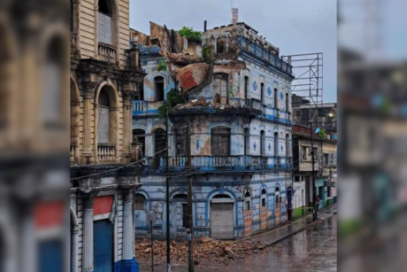 Colapsa fachada de edificio histórico en la zona centro de Tampico