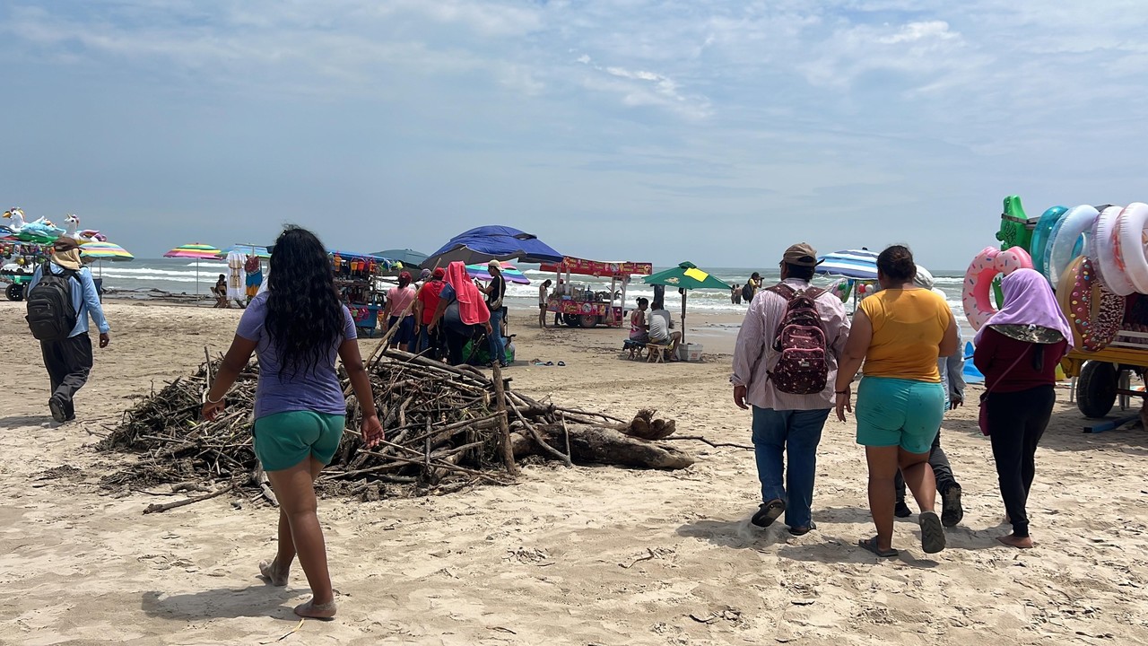 La palizada en Playa Miramar ha ocasionado lesiones en los pies a algunos bañistas.