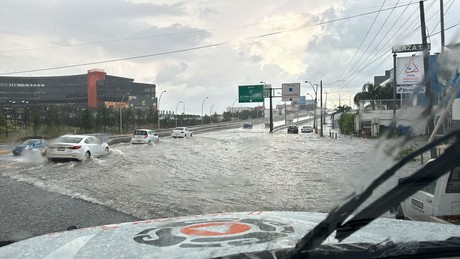 Lluvias provocan caos en Paseo de los Leones