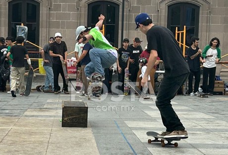 Celebran 'Día Internacional del Skate' en Monterrey con tablas y patines