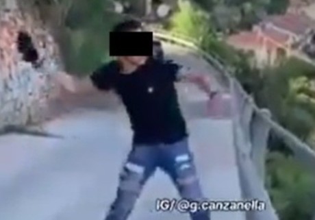 ¡Indignante! Joven lanza a gato por un puente en Italia