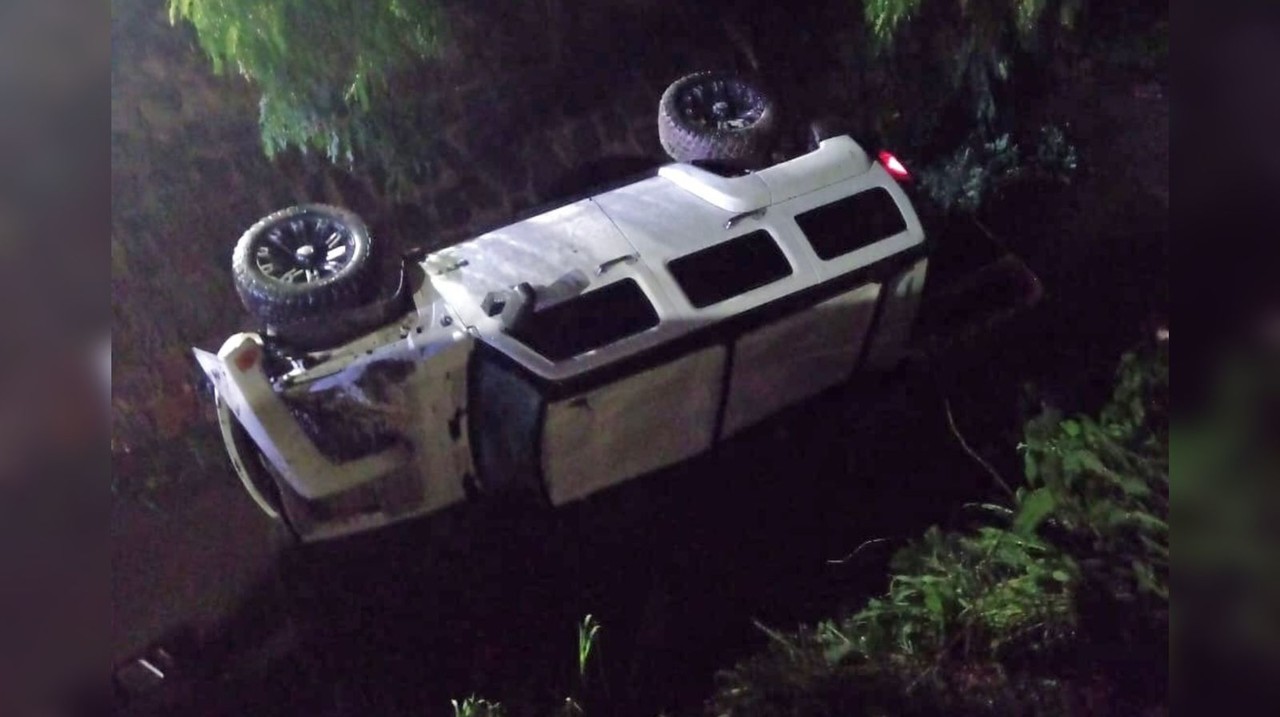 Un varón resultó con lesiones leves tras volcar su Hummer en el arroyo Temascal. Foto: Especial.