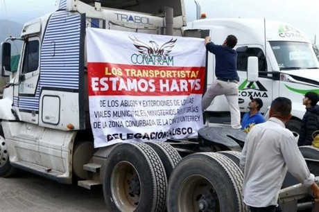 Protestan transportistas en autopista Monterrey-Saltillo; denuncian extorsiones