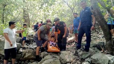Mujer sufre lesión por caída en cascadas del Cerro de la Silla