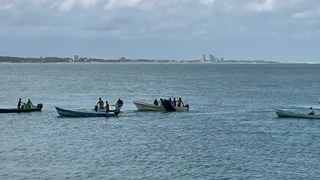 Naufragan pescadores en Playa Miramar; los rescataron y sobrevivieron