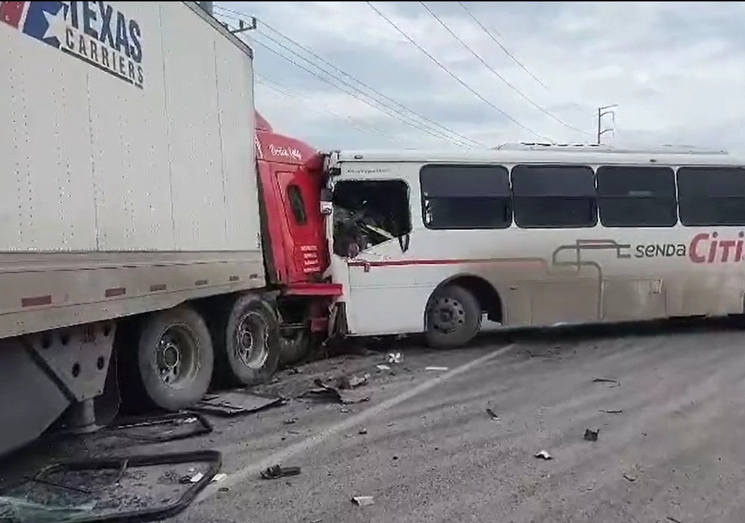 El tráiler de carga tras chocar con un camión de transporte de personal. Foto: Protección Civil de Nuevo León.