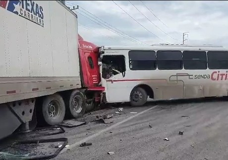 Choque en Carretera a Laredo deja dos heridos