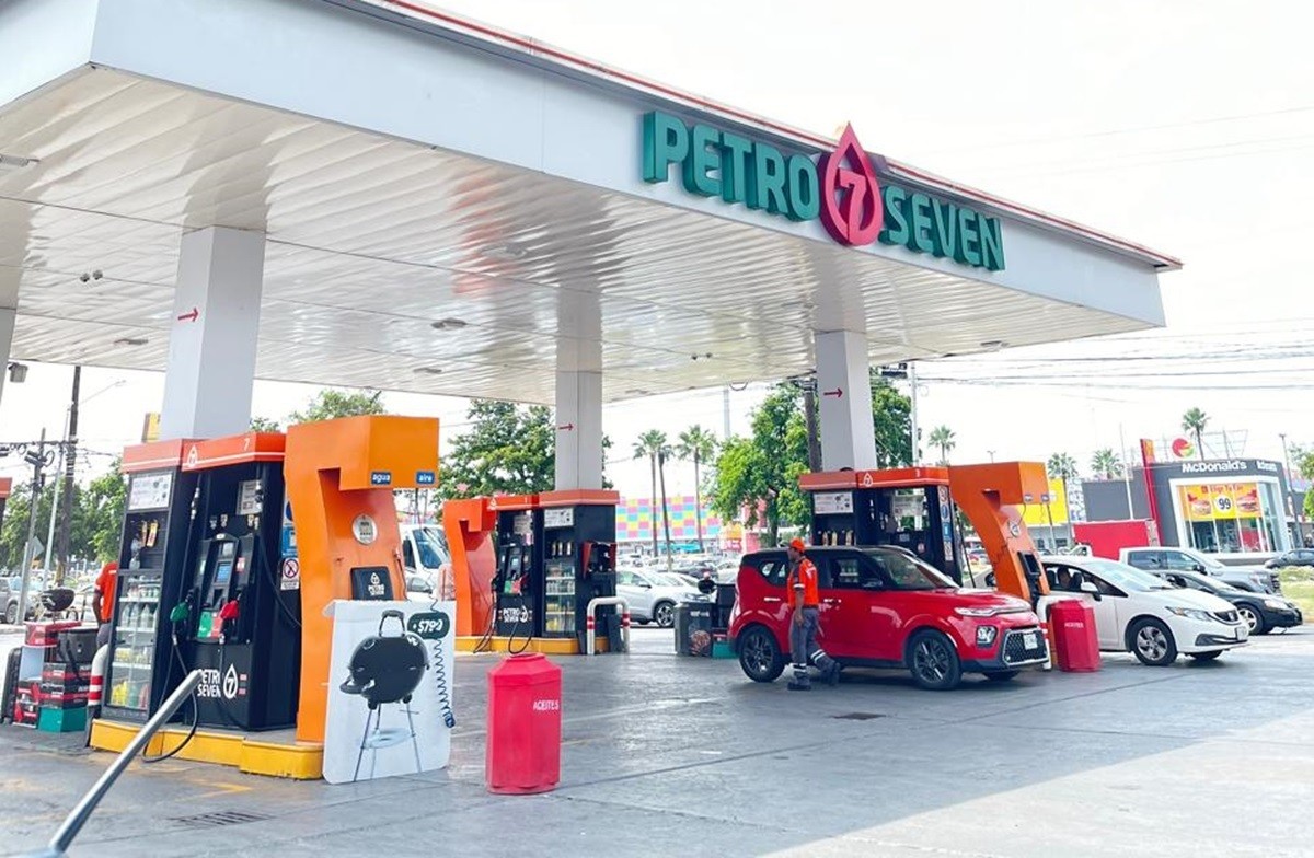 En la imagen automovilistas acuden a cargar gasolina en Petro Seven. Foto: Brenda Reza