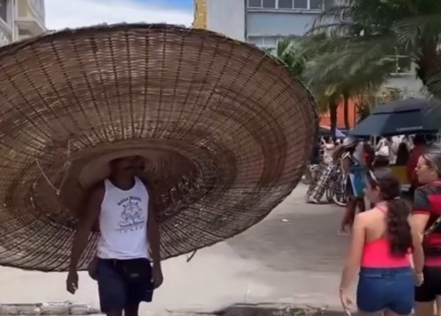 Viralizan video de hombre con enorme sombrero. Foto. Captura de Imagen