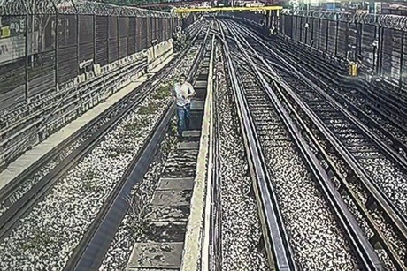Suicida es rescatado tras intentar acabar con su vida en las vías del metro