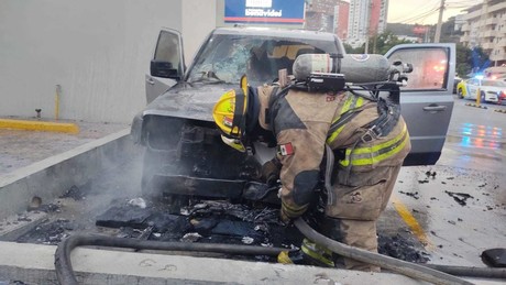 Se incendia vehículo en el estacionamiento de la Plaza San Jorge, Monterrey
